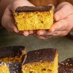 Receita de Bolo de Cenoura com Cobertura de Chocolate: Delicie-se com essa Sobremesa Irresistível