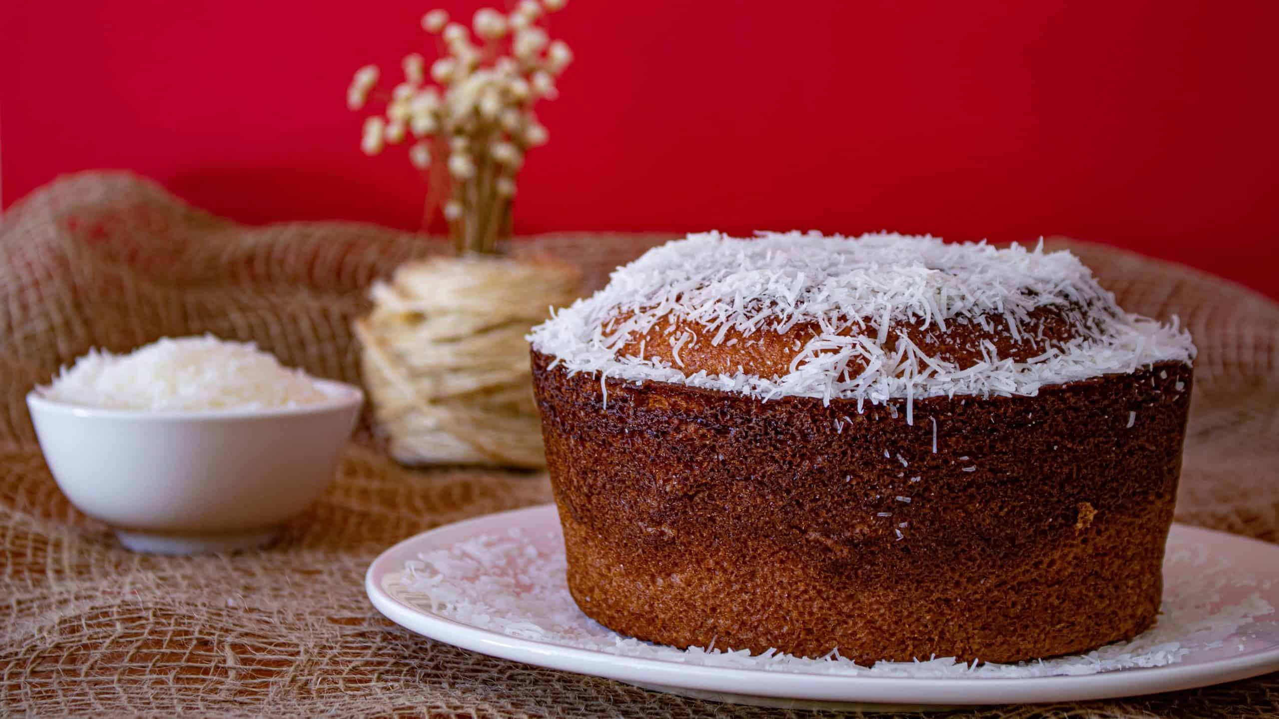 Desfrute da delícia de um bolo de chocolate com cobertura de